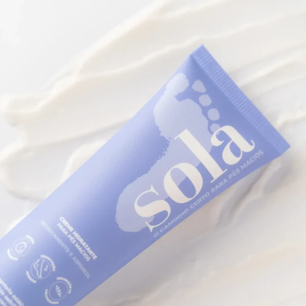 creme-hidratante-para-pes-sola-cosmetics-brasil-sobre-textura-aveludada-espalhada-vertical